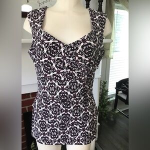 White House Black Market layered front sleeve top.EUC